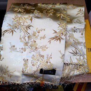 BNWT Exquisite Yun Brocade Silk Gold Scarf with fringe (OS) gold accents